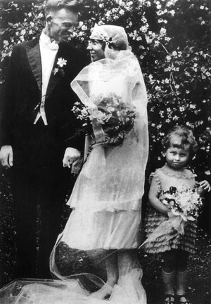Born in Leshan, Sichuan Province in 1898, James G. Endicott became a pastor with the influence of his father. He got in extensive touch with local people during his preaching in Sichuan. The photo was taken in his wedding.