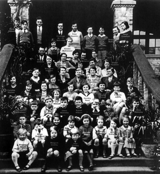 L o t s o f o f f s p r i n g o f C a n a d i a n missionaries working in Sichuan were mostly born and brought up in Sichuan as well. A full-time Christian School (CS) was established to address the issue of education with the span from kindergarten to senior middle school. The photo is about kids in CS.