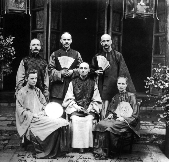 0420The then missionary preferred Chinese costumes and attires.