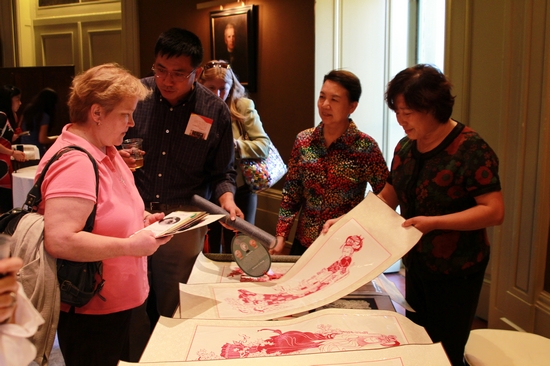 Paper Cut, Inner Bottle Painting and New Year Painting Gained Popularity among Overseas Audiences