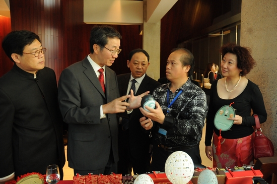 Xia Chao and Sun Guoxiang Visited Folk Art Exhibition at Lincoln Center in New York City