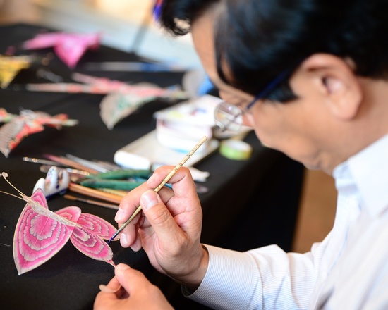 艺术家现场制作风筝