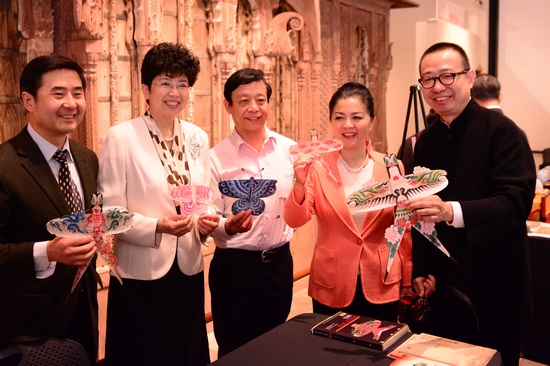 嘉宾欣赏风筝艺术展台