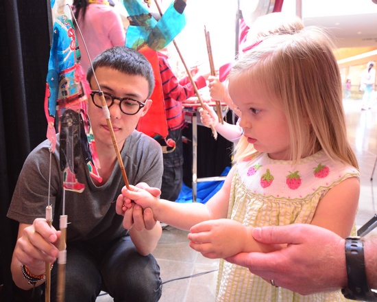 外国小朋友参观皮影戏后台