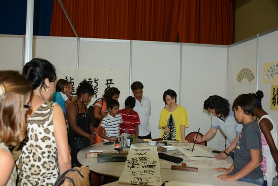 The Artist, Professor He Jialin Instructed Foreigners on Chinese Calligraphy