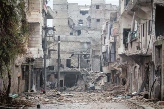 在叙利亚第二大城市阿勒颇，一座被战火破坏得千疮百孔的建筑