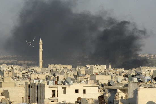 叙利亚内战继续。2013年9月4日，阿勒颇城内冒出黑烟