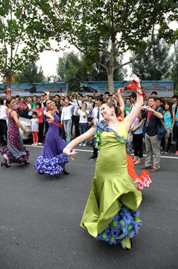 西班牙胡莉娅·格雷格斯弗拉明戈舞团在河北工业大学校园演出
