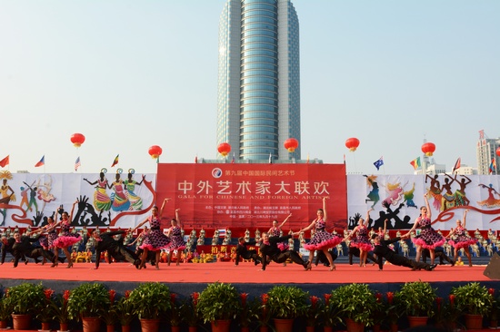 美国犹他州州立山谷大学国标舞团在宜昌夷陵广场演出