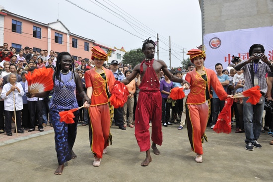 塞内加尔“非洲之路”舞蹈团在宜昌秭归县演出