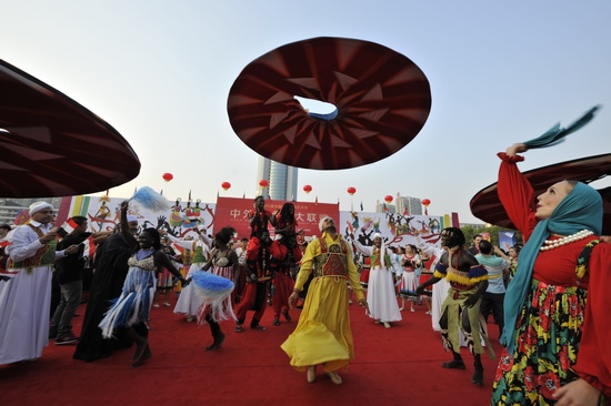 埃及转裙舞艺术团与其他国家演员交流 T