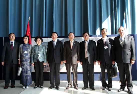 2013年4月15日，联合国秘书长潘基文（右四）出席王林旭（右三）画作交接活动