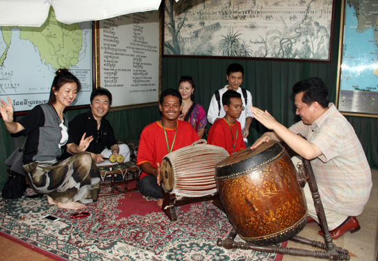 中国艺术家与柬埔寨皇宫里的乐器表演者合奏一曲