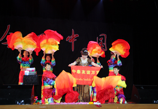 徐凤美表演魔术