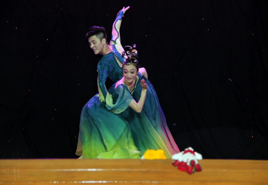 山翀、单思涵演出舞蹈《和风》