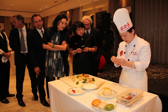 观众观看西安德发长饺子馆面案厨师长马顺莉制作饺子