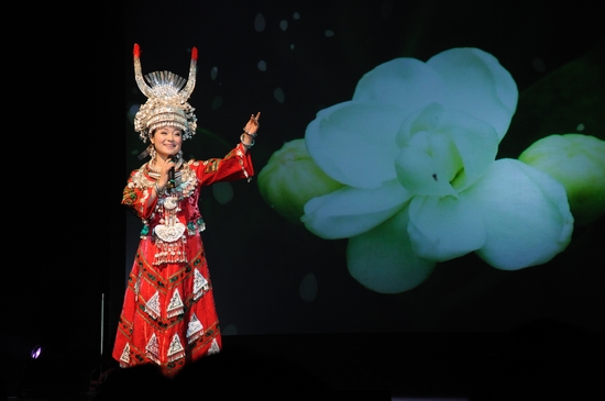 阿幼朵演唱《好一朵美丽的茉莉花》