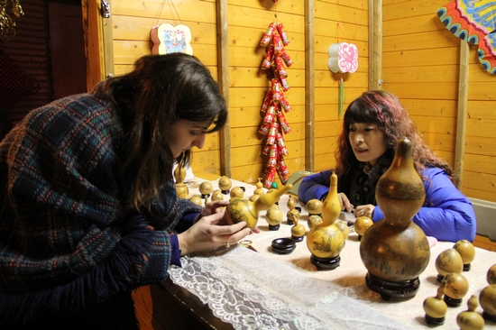 葫芦雕刻艺术家王晓琳向摩纳哥公众展示技艺