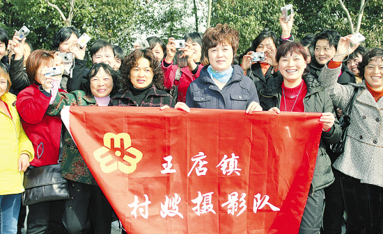 嘉兴市秀洲区王店镇“村嫂摄影队”。 陈培华 摄