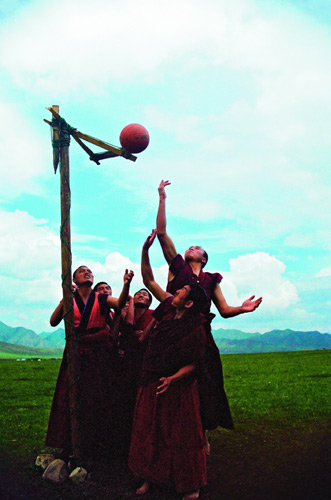2006年,甘肃甘南。藏族青年在打篮球。