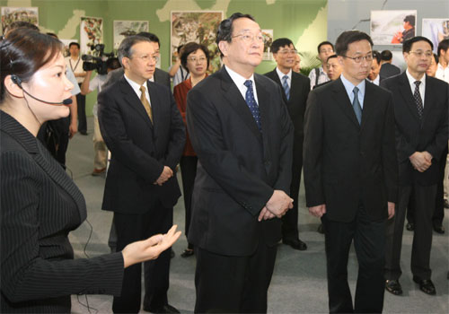 中共中央政治局委员、上海市委书记俞正声(中),上海市委副书记、上海市市长韩正(右二),上海市人大常委会主任刘云耕(左二),上海市政协主席冯国勤(右一)等上海市主要领导正在参观图片展。