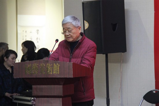 中国书协副主席胡抗美宣读获奖名单