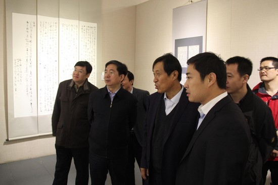 平谷区委书记张吉福,著名书法家、平谷书协主席王友谊,北京国艺美术馆馆长王清杰参观展览