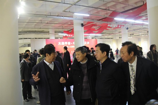 著名书法家、平谷书协主席王友谊,中国书协分党组书记、秘书长陈洪武,平谷区委书记张吉福参观展览