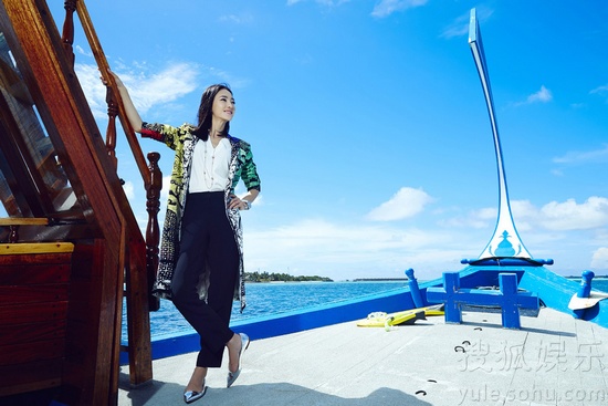 王丽坤曝最新封面写真 碧海蓝天展百变魅力