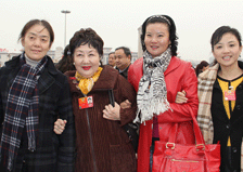 孙毓敏、邓敏等戏曲界女委员相拥入场