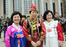 少数民族委员盛装出席开幕式
