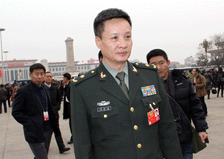 阎维文委员步入会场