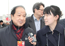张和平委员接受媒体采访