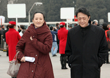 冯英委员与谭利华委员步入会场