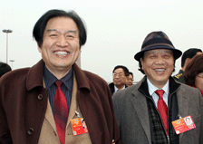 尼玛泽仁委员与王兴东委员步入会场