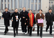 委员们走出会场