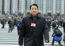 姜昆委员走出会场