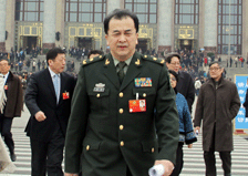 黄宏委员走出会场