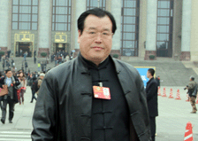 边发吉委员走出会场