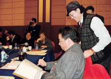 姜昆委员以画代字给尼玛泽仁委员签名