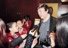 小记者们认真采访全国政协常委冯骥才