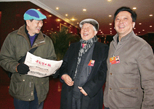 委员喜看《中国艺术报》