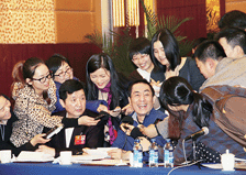 委员张艺谋遭遇记者“合围”。