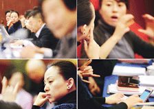 邰丽华委员通过翻译的手语“聆听”会议发言