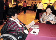 秦百兰委员现场为侯露委员画肖像