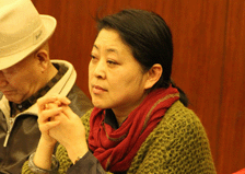 倪萍委员认真听小组发言