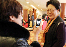 马博敏委员接受记者采访