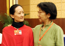 冯英委员和赵汝蘅委员亲切交谈