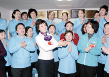 刘春梅代表到月嫂公司看望“吉林大姐”