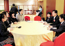 政协委员同“学生记者”开圆桌会议